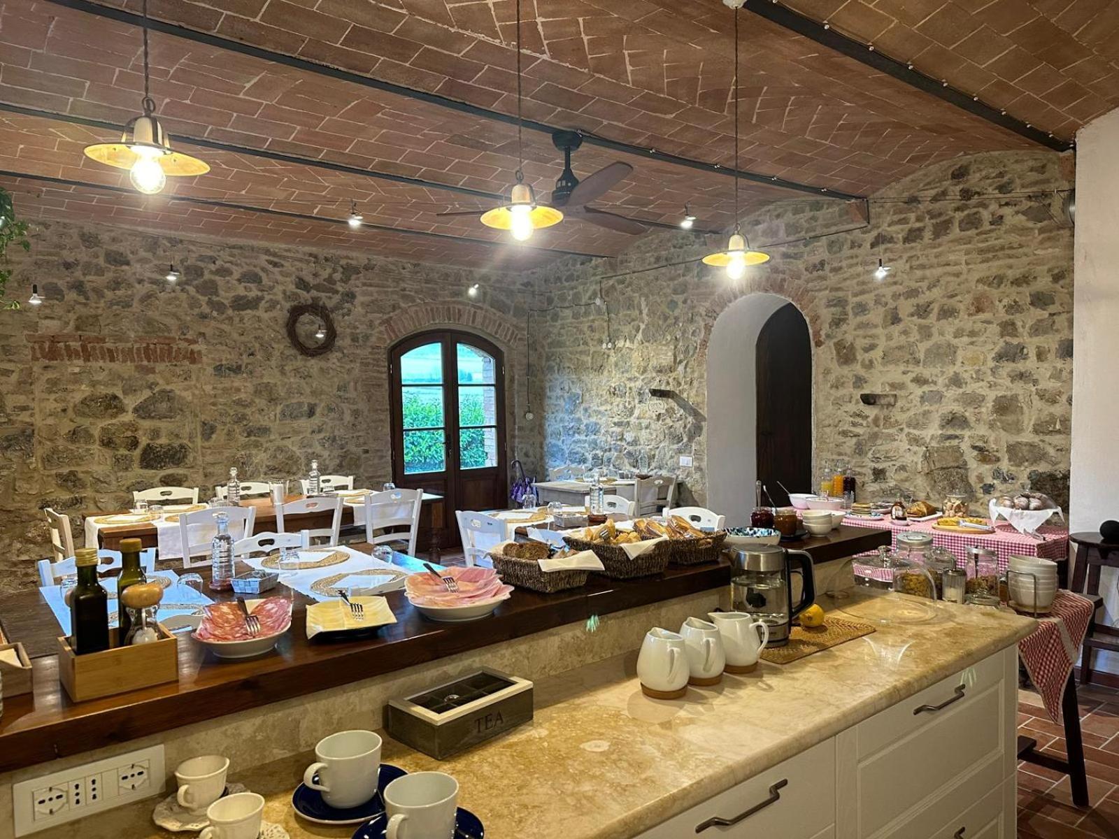 Agriturismo La Peschiera Casole dʼElsa Kültér fotó